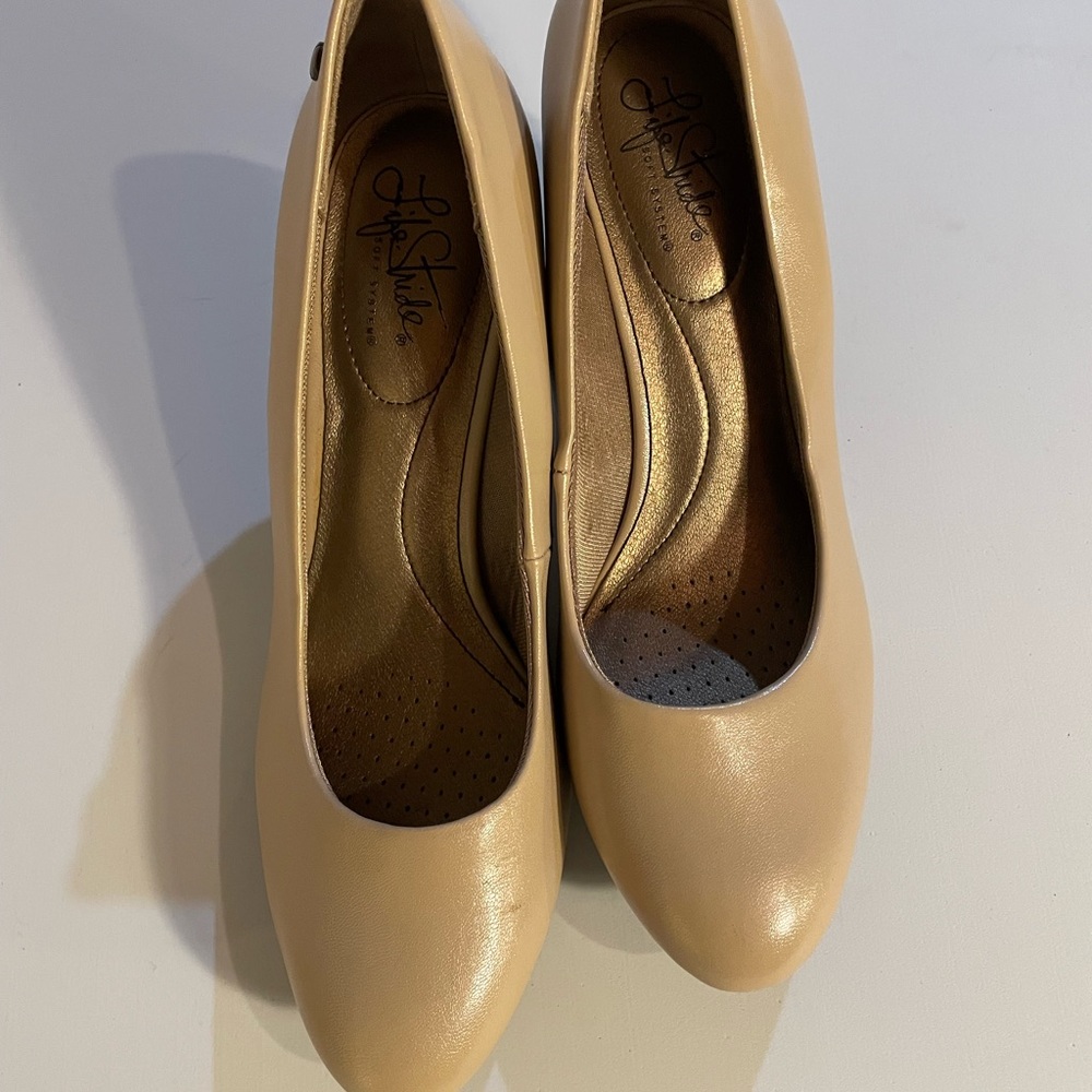 Life Stride Soft Systems Tan Pumps Heels 10W